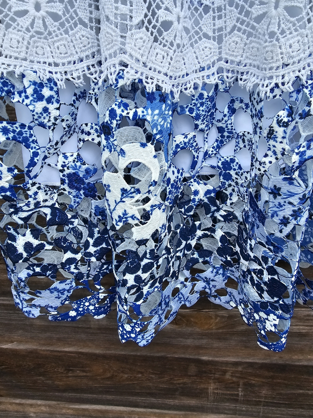 T Tahari Blue & White Lace Floral Dress – Size Medium – Sleeveless V-Neck Mini - Picture 4 of 6